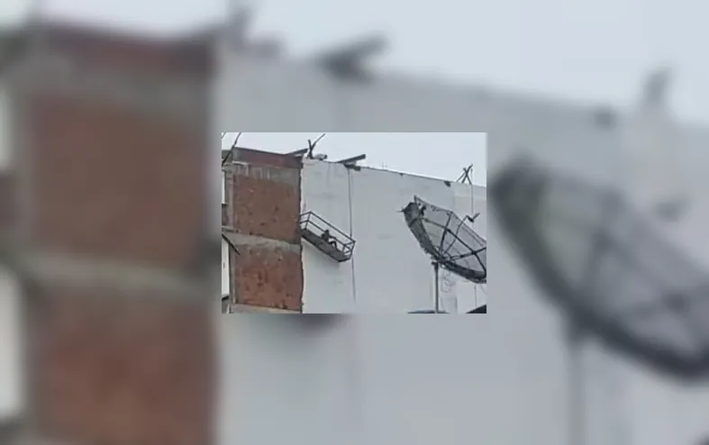 Trabalhador fica pendurado em andaime após corda ceder na Bahia - Imagem