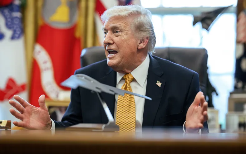 Trump anuncia envio de agentes de imigração para aeroportos dos EUA - Imagem