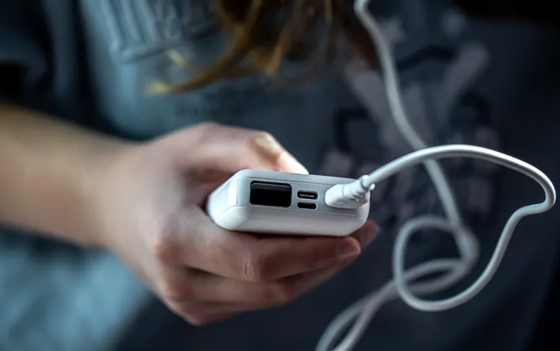 Uso de carregadores portáteis são proibidos em voos de todo o Brasil - Imagem