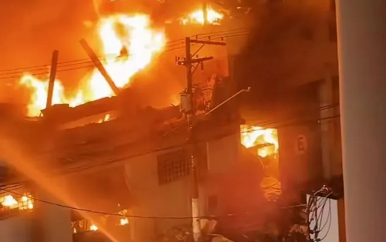 Vídeo: grande incêndio atinge fábrica em região comercial no Brasil - Imagem