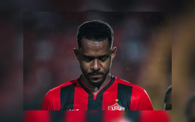 VÍDEO: zagueiro do Vitória deixa Fonte Nova sem conseguir apoiar o pé no chão - Imagem
