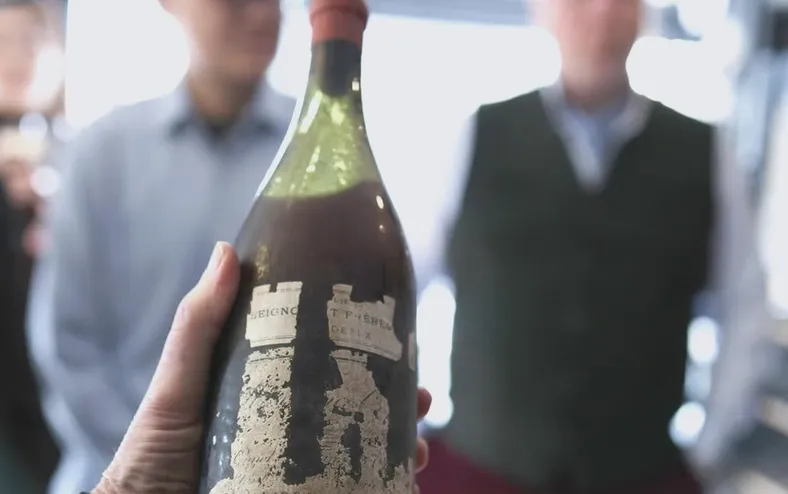 Vinho de 127 anos avaliado em R$ 600 mil é aberto e resultado surpreende - Imagem