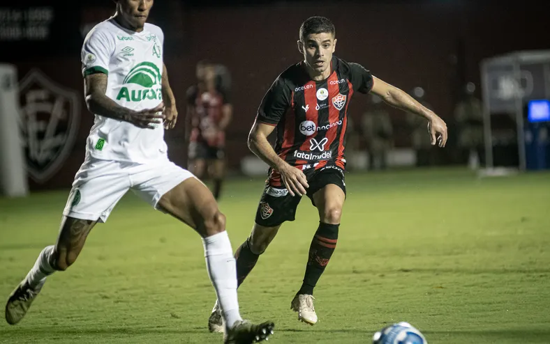 Vitória e Chape voltam a se enfrentar na Série A após 8 anos; relembre último jogo - Imagem