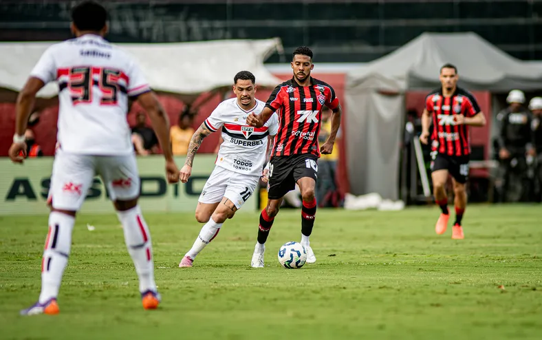 Vitória x São Paulo: Onde assistir, escalações e tudo sobre o jogo - Imagem
