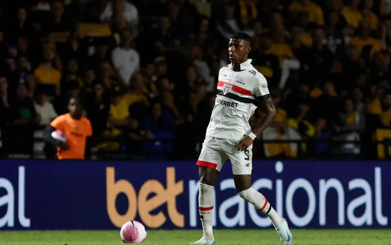 Zagueiro posta mensagem enigmática nas redes sociais durante sumiço - Imagem