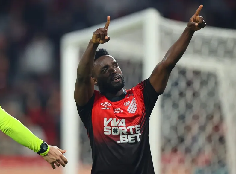 Atacante que brilhou no Bahia é destaque no próximo rival do Tricolor - Imagem