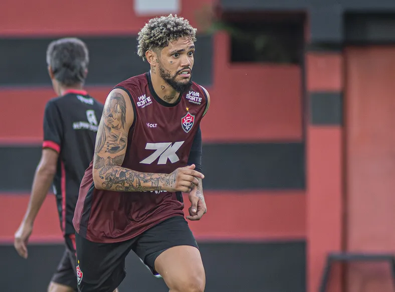 Atacante que nem estreou no Vitória veio "fora de forma", diz diretor - Imagem
