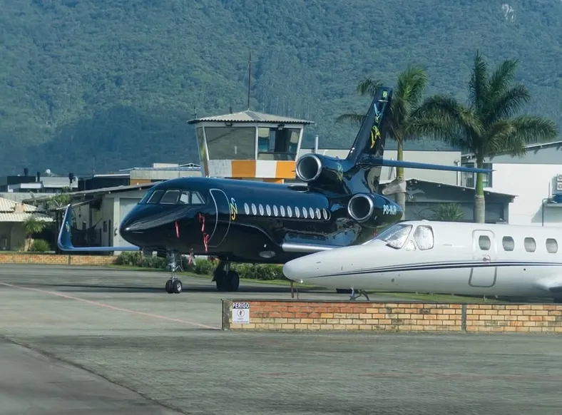Avião gigante de R$ 250 milhões de Neymar vira atração em aeroporto - Imagem