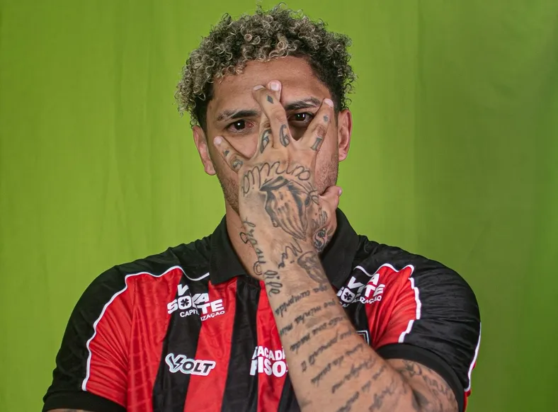 Centroavante do Vitória sofre lesão grave e fica fora de combate - Imagem