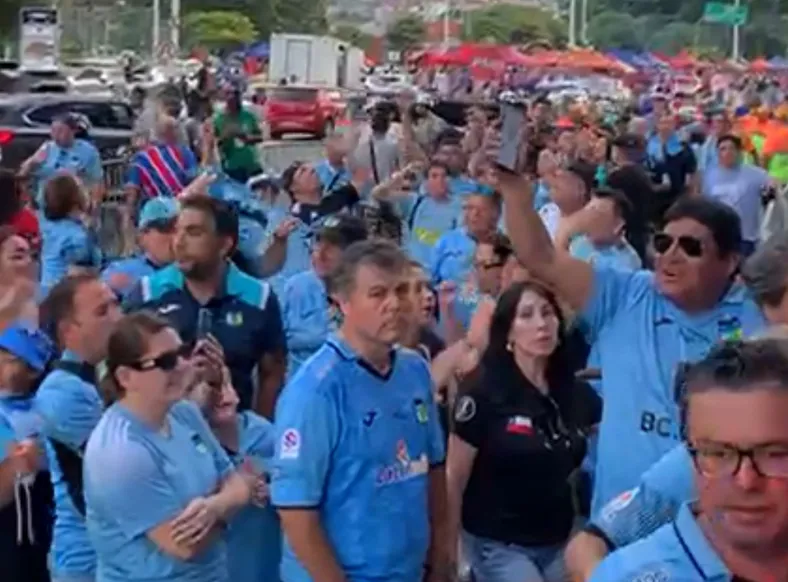 Chilenos "invadem" a Fonte Nova com festa para pegar o Bahia; assista - Imagem