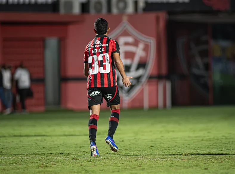 Com novo doblete de participações, Erick brilha no Vitória em 2026 - Imagem