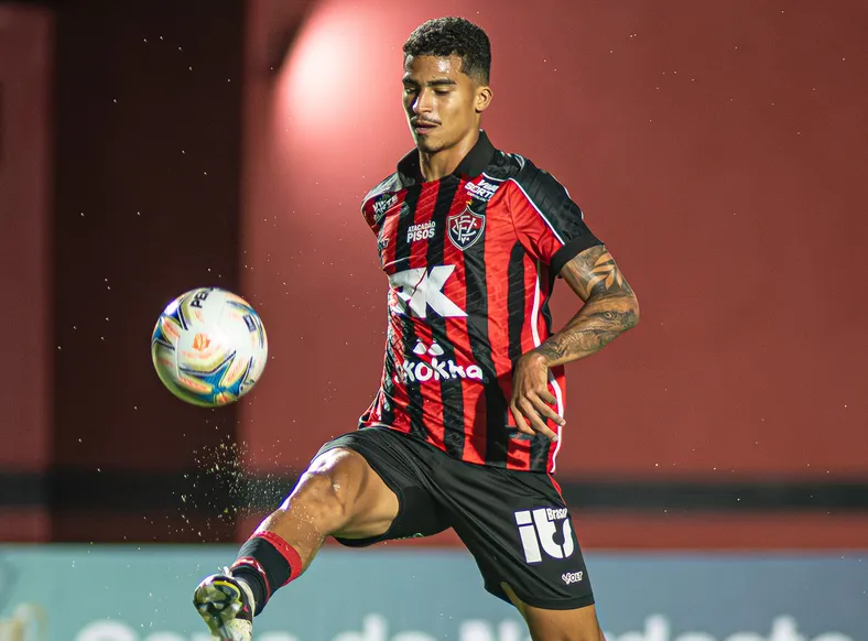 Destaque do Vitória, Renê leva cartão por "provocar" adversário; veja - Imagem