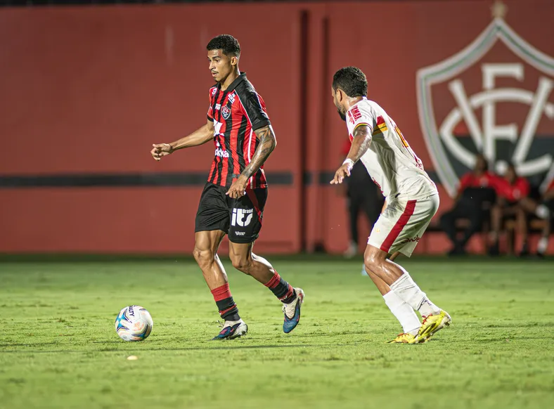 Em estreia como titular, Renê celebra primeiro gol pelo Vitória - Imagem
