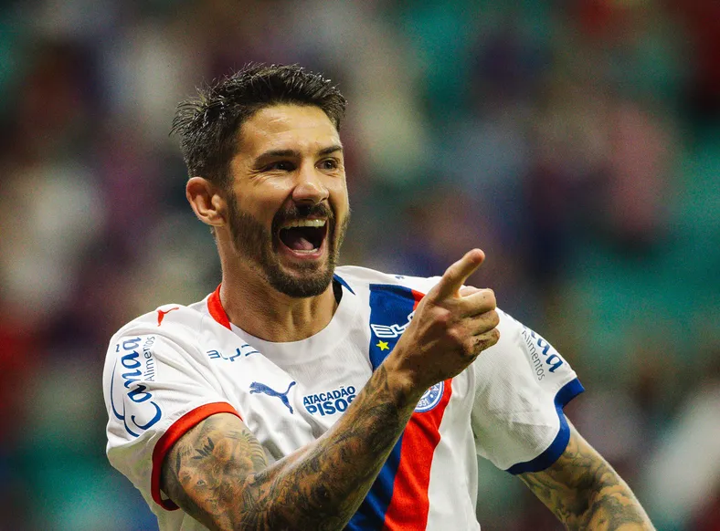 Everaldo se revolta com o VAR e diz que árbitro "brigou com a imagem" - Imagem