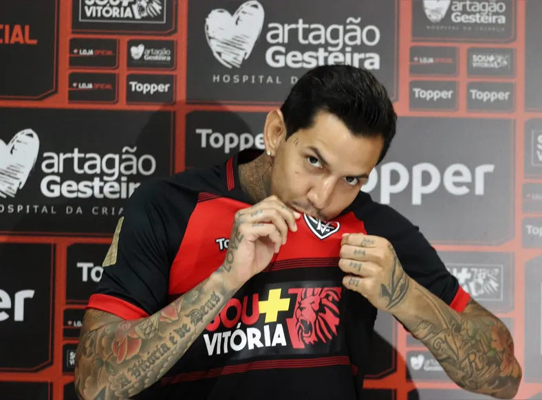 Ex-Vitória celebra aniversário em bar famoso de Salvador; veja imagens - Imagem