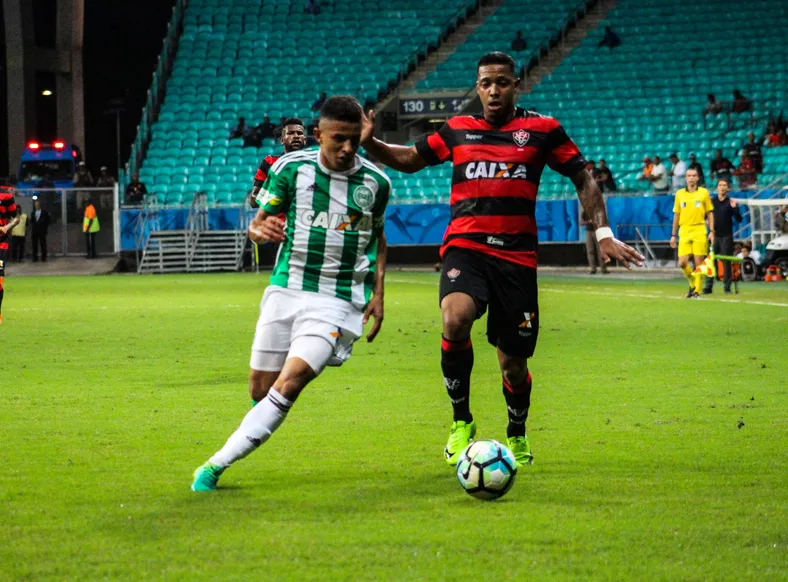 Faz tempo! Relembre últimos duelos entre Vitória e Coritiba na Série A - Imagem