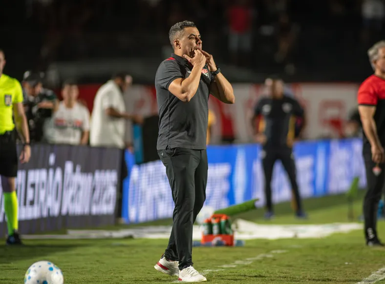 Jair Ventura dribla 17 desfalques no Vitória e exalta base: "Reinventar" - Imagem