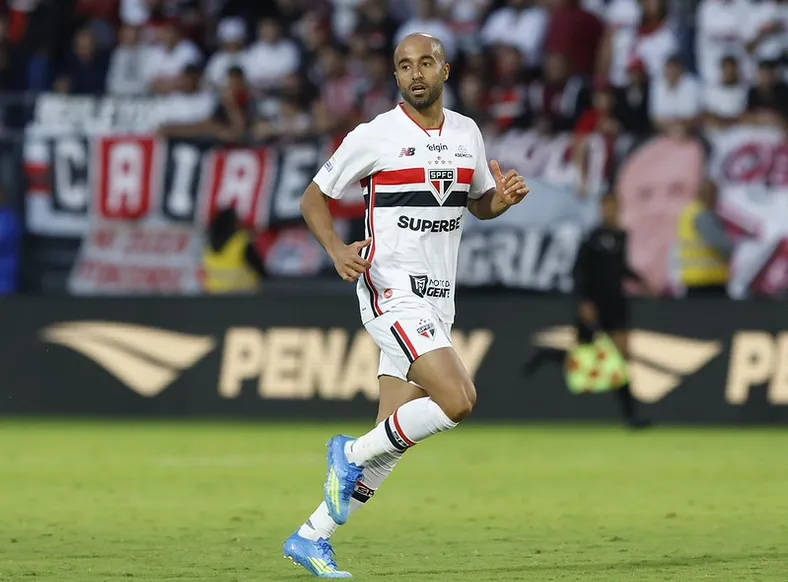 Lucas Moura sofre lesão grave contra o Bahia e pode perder a temporada - Imagem