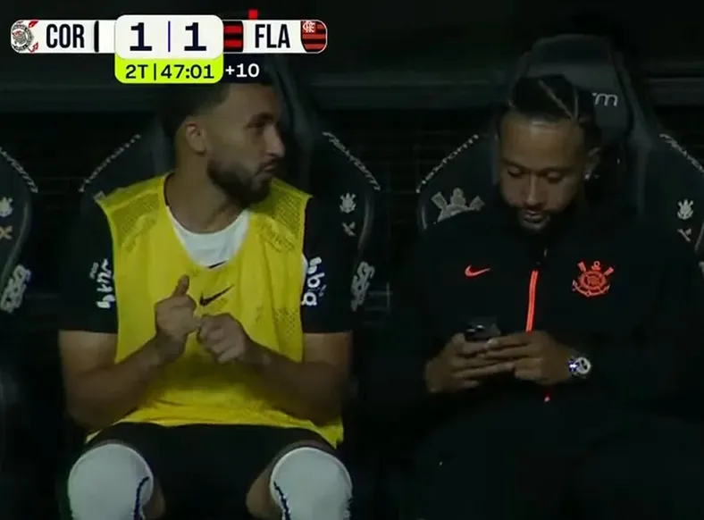 Memphis Depay pode ser punido por usar celular em jogo do Brasileirão - Imagem