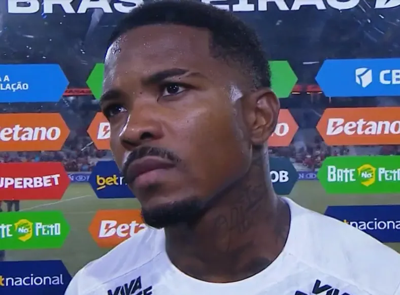“Não foi pênalti”: Cacá detona arbitragem após derrota do Vitória - Imagem