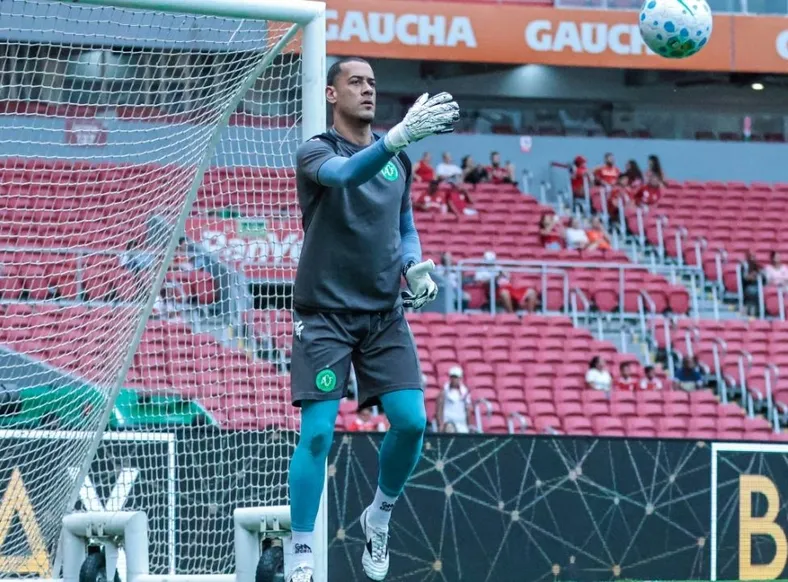 Novo goleiro do Bahia desembarca em Salvador e manda recado à torcida - Imagem