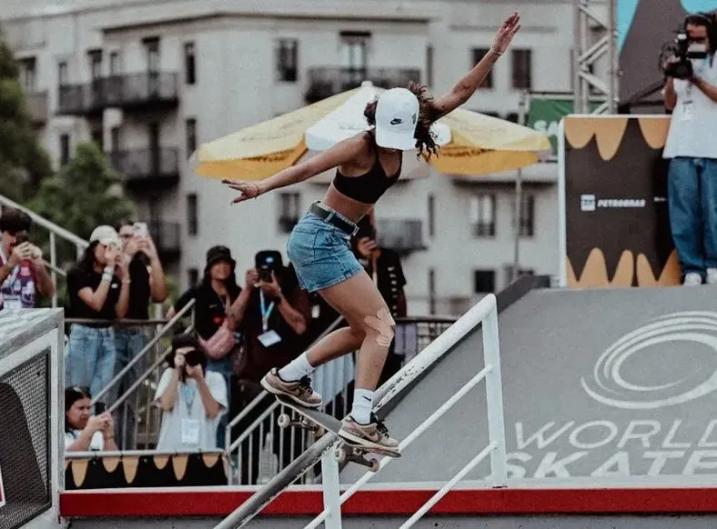 Ovacionada, Rayssa Leal avança à semifinal no Mundial de Skate Street - Imagem