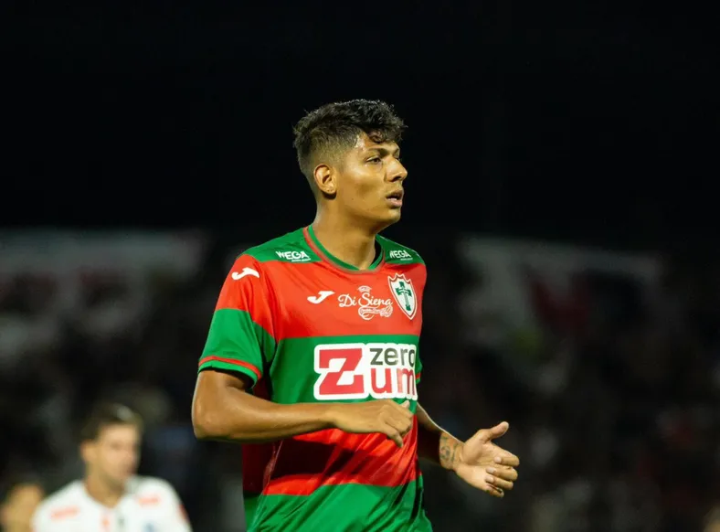 Portuguesa anuncia saída de volante que está a caminho do Vitória - Imagem