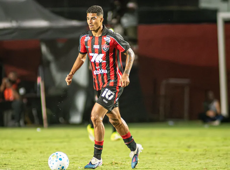 Renê chega ao terceiro gol no Vitória e assume artilharia do Nordestão - Imagem