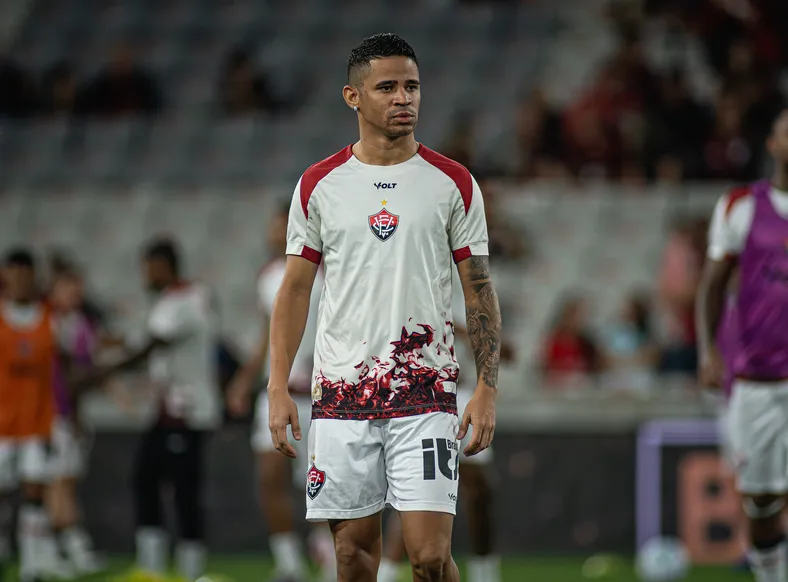 Revoltado, Erick diz que o Vitória foi "roubado de novo" contra o CAP - Imagem