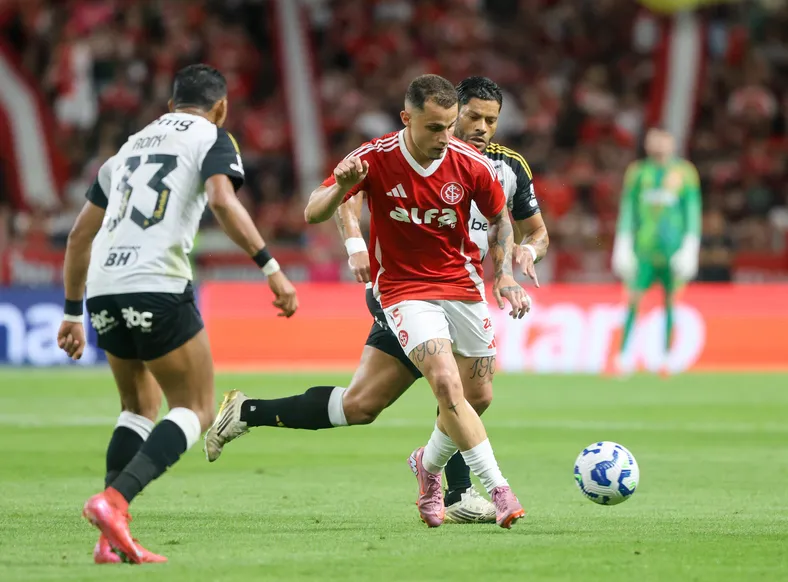 Rivais de Bahia e Vitória vivem crise e se enfrentam no Brasileirão - Imagem