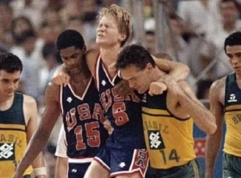 Técnico de time da NBA homenageia Oscar Schmidt em jogo - Imagem