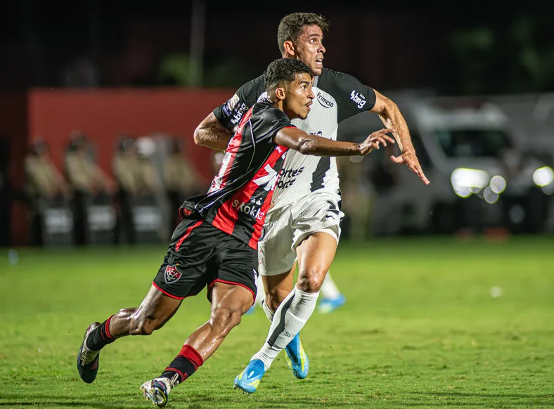Vitória e Corinthians fazem uma só finalização e empatam no Barradão - Imagem