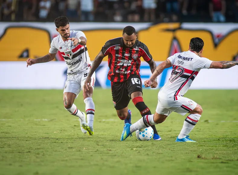 Vitória iguala feito de 24 anos após bater o São Paulo no Barradão - Imagem