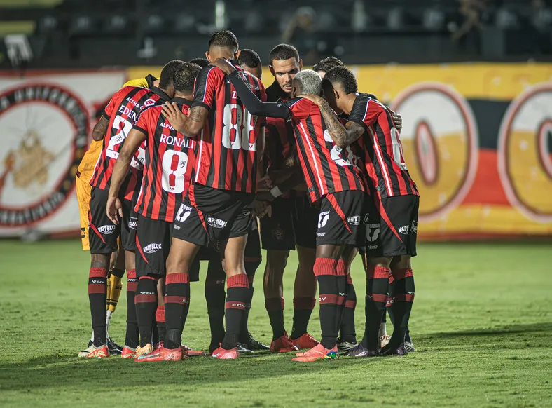 Vitória perde mais um jogador por lesão e cirurgia será necessária - Imagem