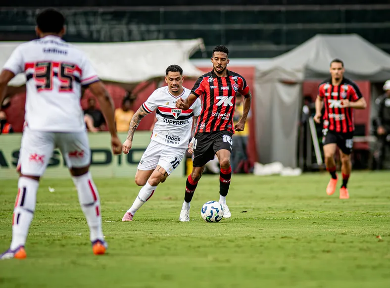 Vitória x São Paulo: Onde assistir, escalações e tudo sobre o jogo - Imagem