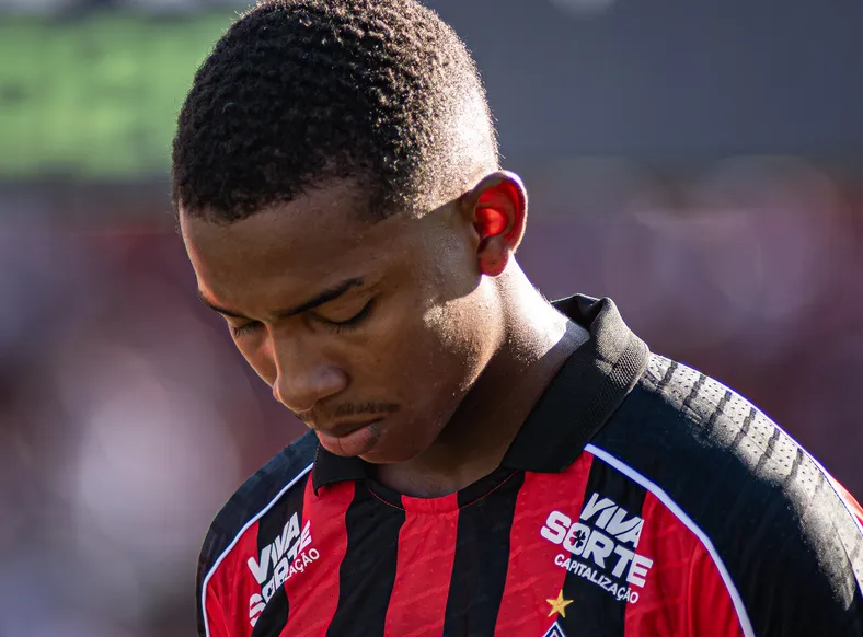 Volante da base ganha destaque no Vitória durante o Baianão - Imagem