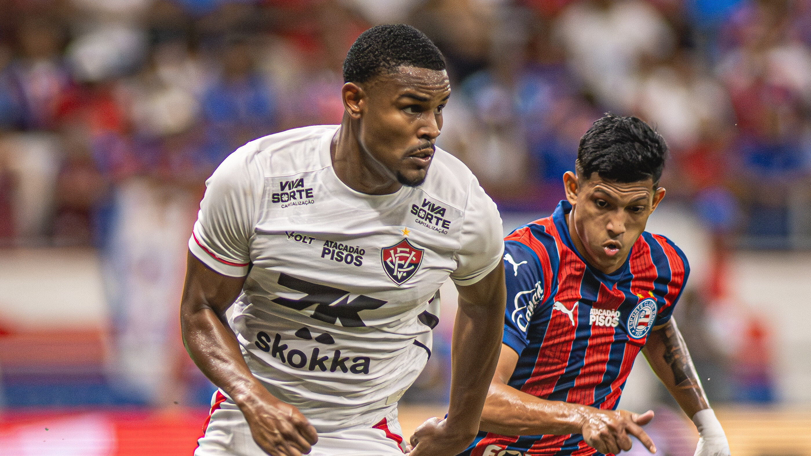 Renê marca, Vitória vence o Inter e segue implacável no Barradão