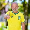 Lula desafia bolsonarismo e adota camisa amarela da Seleção Brasileira - Imagem