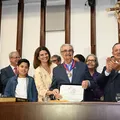 Adolfo Menezes entrega Comenda Dois de Julho a Florisvaldo Mattos imagem