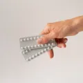 Anticoncepcionais podem aumentar a compulsão alimentar em mulheres imagem