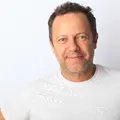 Artista Vik Muniz ganha homenagem inédita na arquitetura imagem