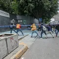 Às vésperas da Copa, protesto invade sede do governo mexicano imagem