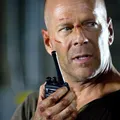 Astro de Hollywood faz aparição rara após diagnóstico de demência imagem