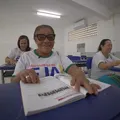 Auxílio de até R$ 1 mil incentiva permanência de alunos da EJA na Bahia imagem