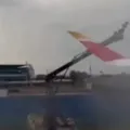 Avião se choca com caminhão de bombeiros durante voo inaugural imagem