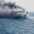 Balsa pega fogo com 271 pessoas a bordo e passageiros se jogam no mar imagem