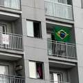 Bandeira do Brasil na janela durante a copa pode render multa; entenda imagem