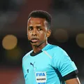 Barrado na Copa, árbitro ganha chance de apitar final com o PSG imagem