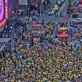 Brasileiros e marroquinos param a Times Square com festa e altinha imagem