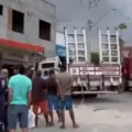 Caminhão desgovernado carregado de concreto atinge prédio e deixa sete feridos na Bahia imagem